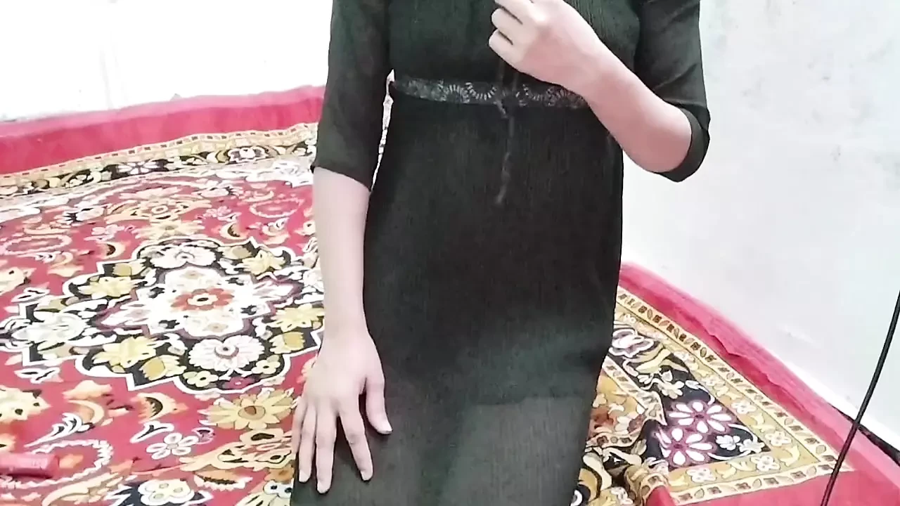 Desi aunty ko saman dene ke bahane pel diya