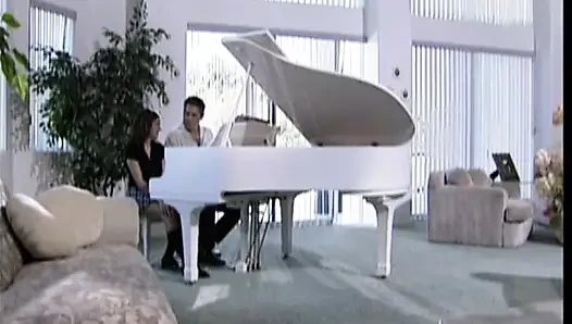 Sesi seks hardcore cewek nakal dan pejantan yang berpengalaman di depan piano