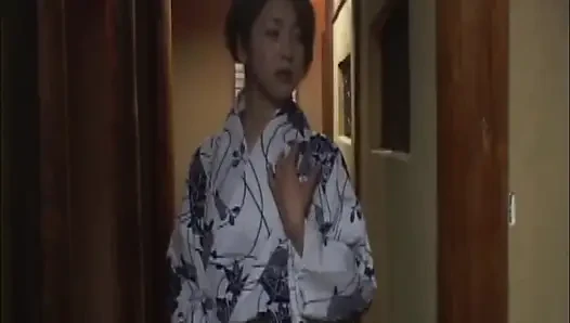 P128G02 Tek bir hatanın şehvet döngüsü tetiklediği geleneksel bir Japon restoranının fuhuşu... Showa döneminin başlarında erotik bir dram!