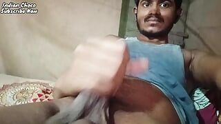 Chico indio del pueblo masturbándose y mostrando su gran polla
