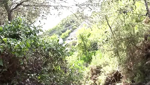 Çarpıcı çıplak sarışın ormanda vahşice götten sikiliyor