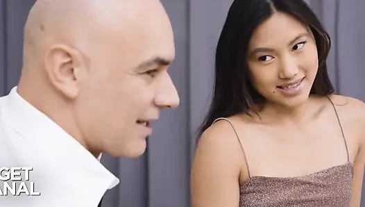 Фантазия азиатская девушка May Thai доказывает, что ее тугая задница может принять самые большие члены