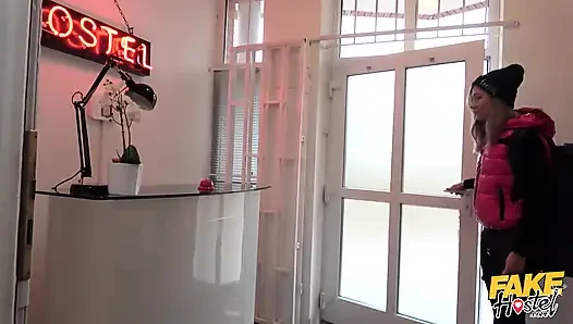 Fake hostel - küçük memeli sarışın Kathy Anderson gözetleyen bir misafir tracy ile yüz yüze geliyor ve sonra amcık yalama ve yüz yalama ile üçlü grup sekse katılıyor