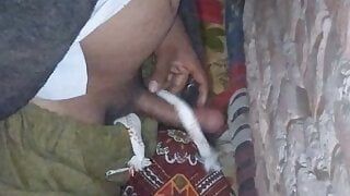 Zaheer si masturba con olio sul letto