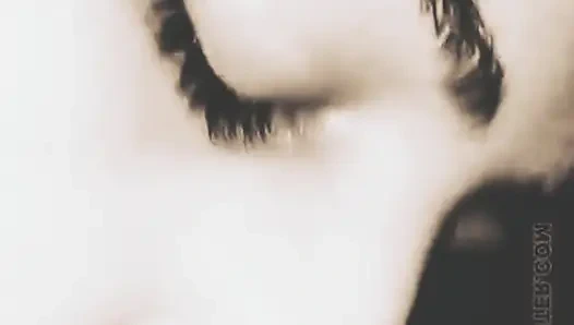 Сосу большой член моего сводного брата, жестко сосет