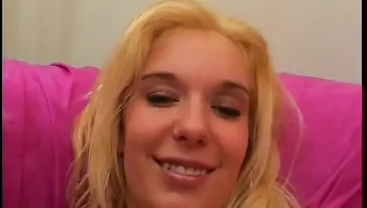 Blondine spielt für ihn und nur für ihn mit spielzeug