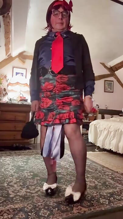 花柄のミニスカートを着て夜を過ごした