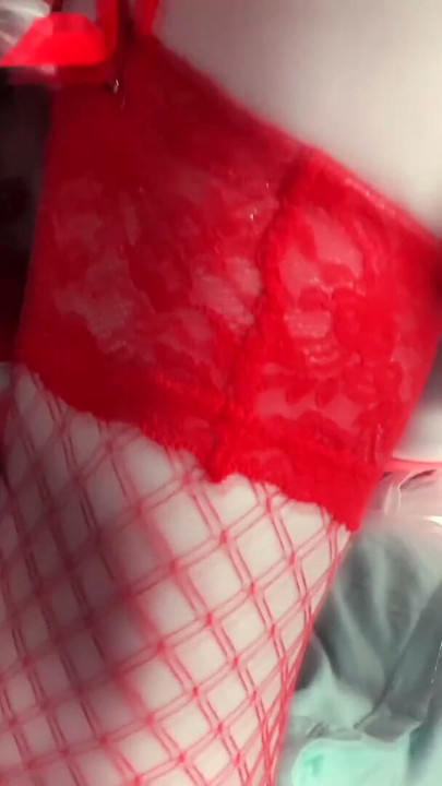 Ama follando a un sissy en el culo con un cepillo | Clip 1