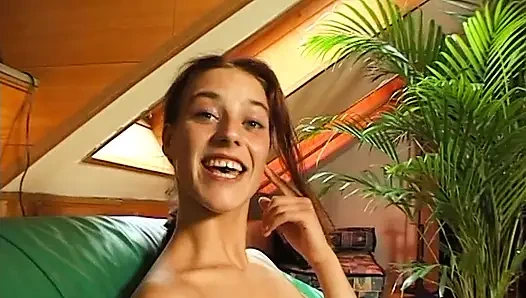 Kızıl saçlı genç kız bakış açısıyla yarak emmeden önce parmaklanıyor