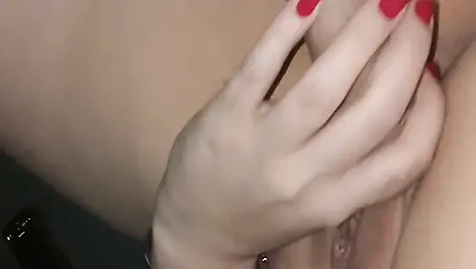 Büyük kebap eti sıkı tıraşlı bir Arap'a kayıyor