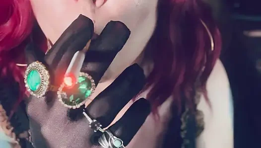 Bayan tina snua hayranları için giyinmeyi ve sigara içmeyi seviyor - drifts omi snap ome duman halkalarını içine alıyor