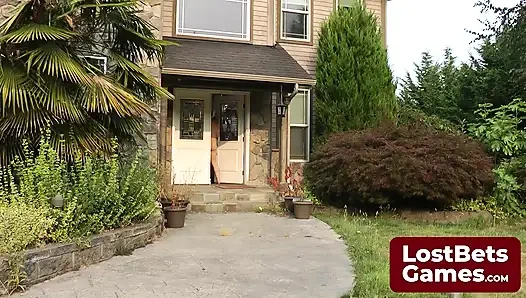 Ein strip-memory-spiel mit spielern, die wiederholt ihre eigene kleidung passenden