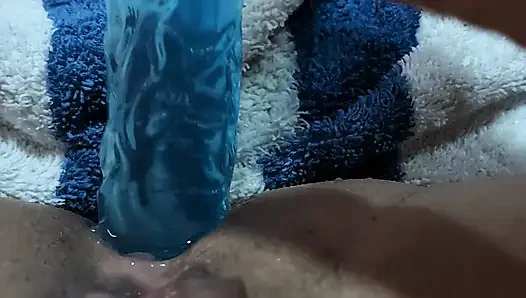 Tante Seksi Lagi Asik Masurbasi Pakai Dildo Baru Solo