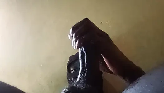 Büyük siyah yarağımı okşuyor