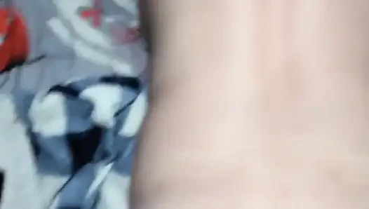 Satin lagi asik muasin memeknya di perut