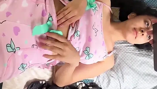 Üvey kız pijamalarıyla beni baştan çıkarıyor ve sonunda ona her yerinden dokunuyorum