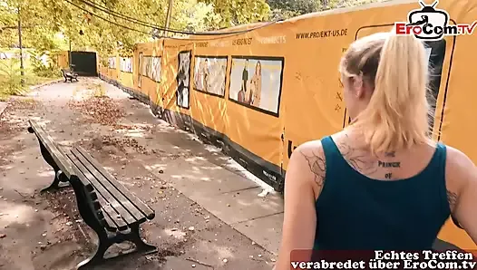 Немецкая худенькая блондинка-шлюшка пробует свидание в настоящем слепом и трахается