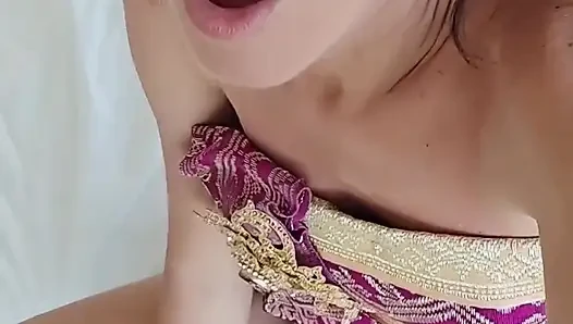 Kral gibi amını yalıyor