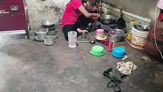 Yenge ke yarak emiyor ke apni göğüsler pe pani niki Hintçe ses