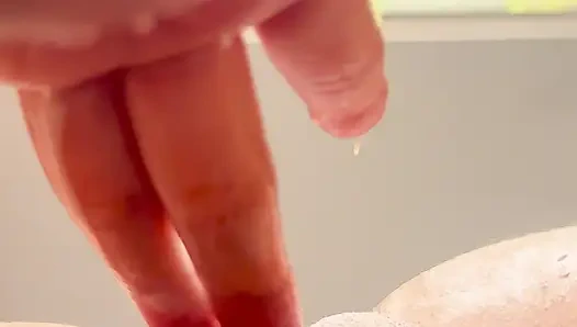 I stayed at a hotel where a super handsome guy greeted me, so I'm going to masturbate thinking about him.