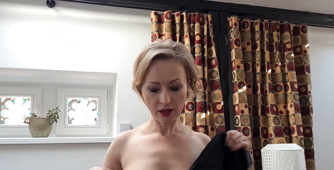 Dalam video ini, saya membentangkan but fetish baru saya dengan kasut tumit tinggi, stoking biwarna dan lancapan saya