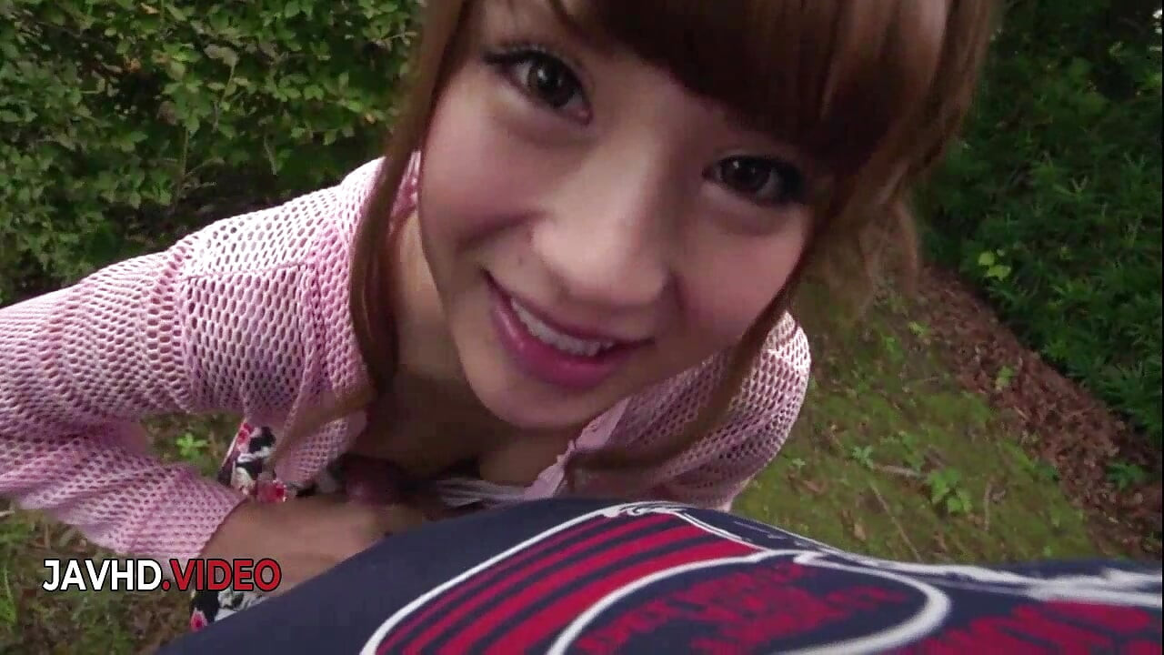 Anna Anjos, allure séduisante, se réchauffe dehors avec ses talents parfaits pour la pipe japonaise