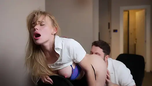 Sekretärin marimoore kriegt einen schwanz tief in den hals und hat harten sex mit ihrem chef, während seine frau im nebenzimmer ist