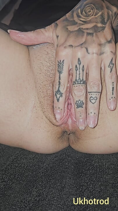 Tek başına amcık göt tıkacı ve büyük dildo kullanarak oynuyor