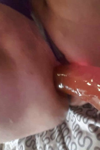 Sissy používá velké dildo