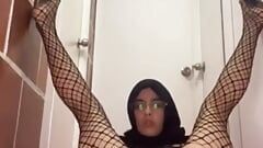 बहुत बालों वाली चूत वाली अरबी अपनी गांड का विस्तार करती है और चारों तरफ चुदाई करती है