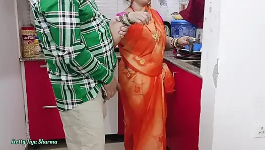 Desi bhabhi kitchen meBartan Dho rahi thi tabhi devar ne piche se bhabhi ki le li