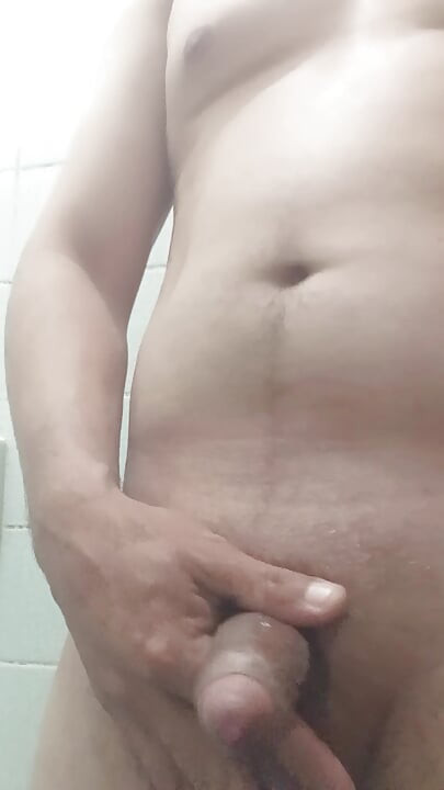 Oscarcoronado86 غاضب جدا قبل الاستحمام oscarcor01 يفرغ كمية كبيرة من الحليب. (الفيديو الكامل.)