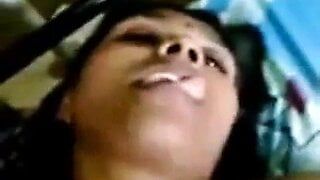 Ontevreden Indische Desi Tamil -vrouw die met tong verleidt