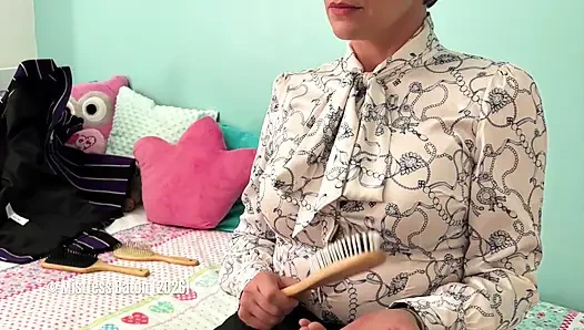 Молодой Rebel порет задницу расческой