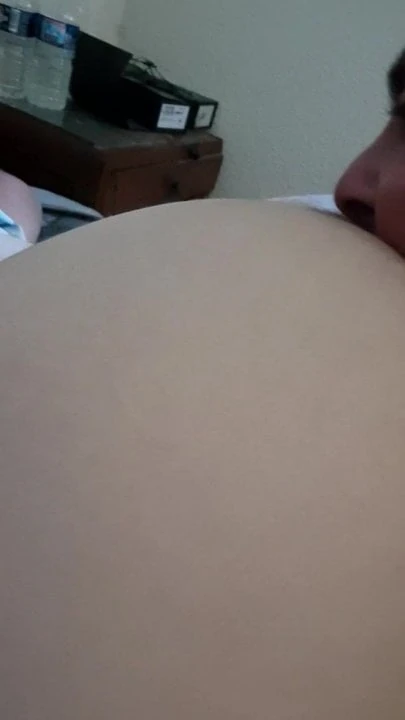 Ma puce en position, et je me regale avec sa chatte et son c