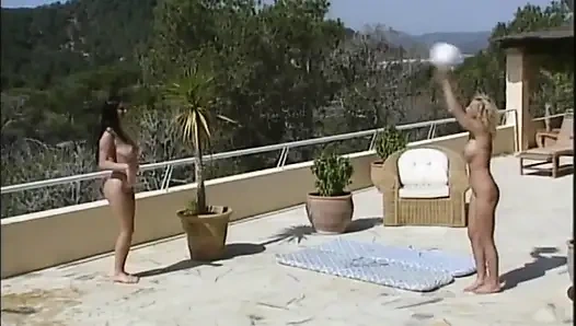 İki büyük yarak göt sikişi ve ağızlarına boşalma iki ateşli sürtük orta yaşlı seksi kadın