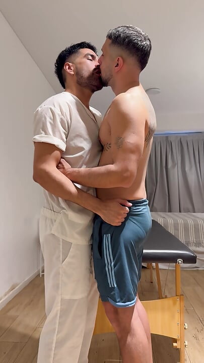 Bubble Ass! I Went to the Masseuse and Ended up Impregnating Him in His Round and Hard Ass!