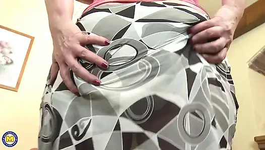 Tombul olgun kadın Josina büyük bir dildoyla kendini sikiyor.