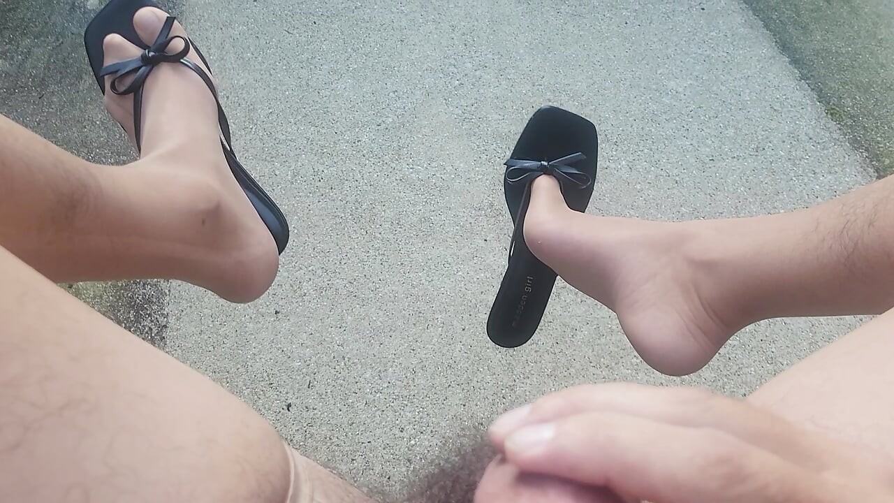 Udendørs jacking offf i nylon og hæle I Love Cum!!