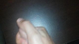 Une grosse bite marocaine éjac sur une table arabe, masturbation, sperme
