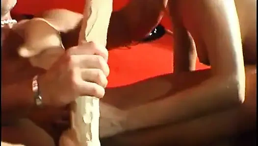 Rotes Netz-schätzchen Dominiert Gefesselten Schwanz in Wildem BDSM-dreier