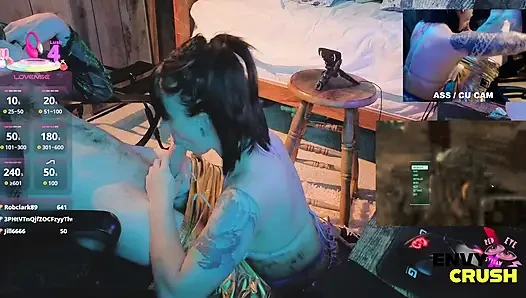 Gadis gamer dengan stoking jala lagi asik berlutut