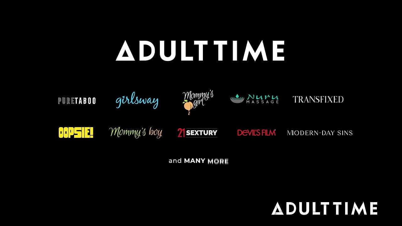ADULT TIME - büyük memeli sarışın Lilith Grace havuz kenarında soyunuyor ve sıkı amını anlamsızca parçalıyor