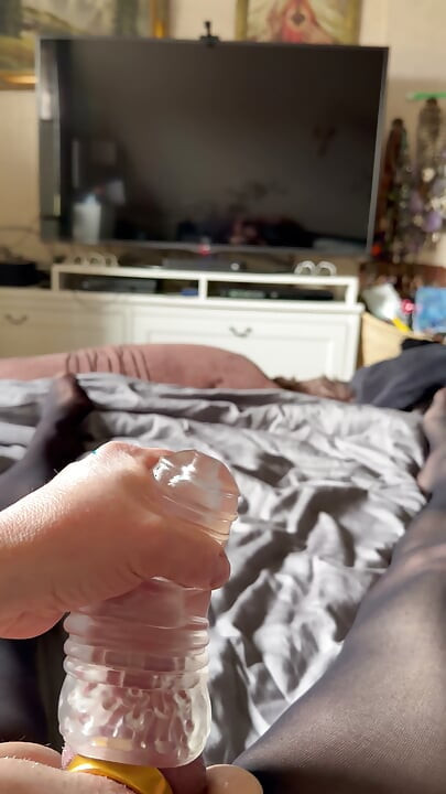 Eu num fato de nylon inteiro, com anel peniano e buceta no pau