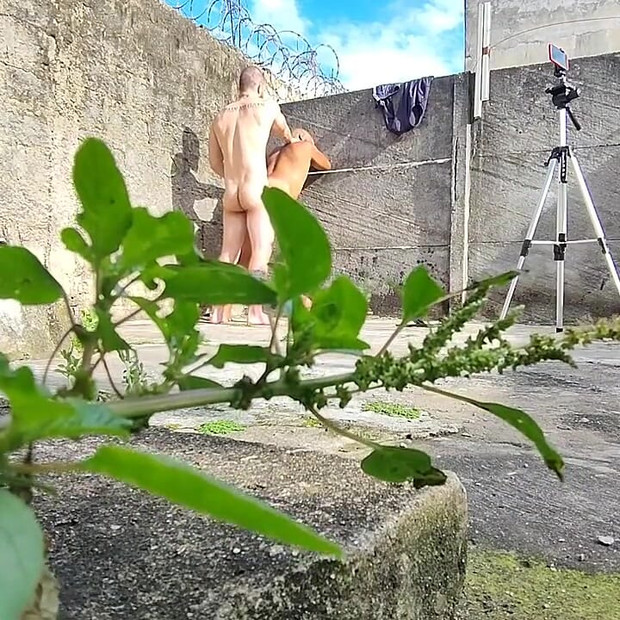 Камера в лесу снимает двух гетеросексуалистов, трахающихся