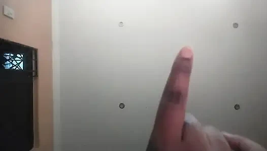 Симпатичная красотка 18+ представляет свои красивые чистые ступни для вашего удовольствия в обмен на все ваши финансовые активы.