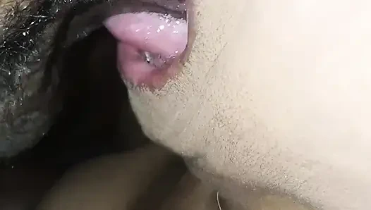 Sie lutschte seinen Penis, ohne ihn aus der Kehle zu nehmen und hielt nur auf, wenn er völlig weich war.