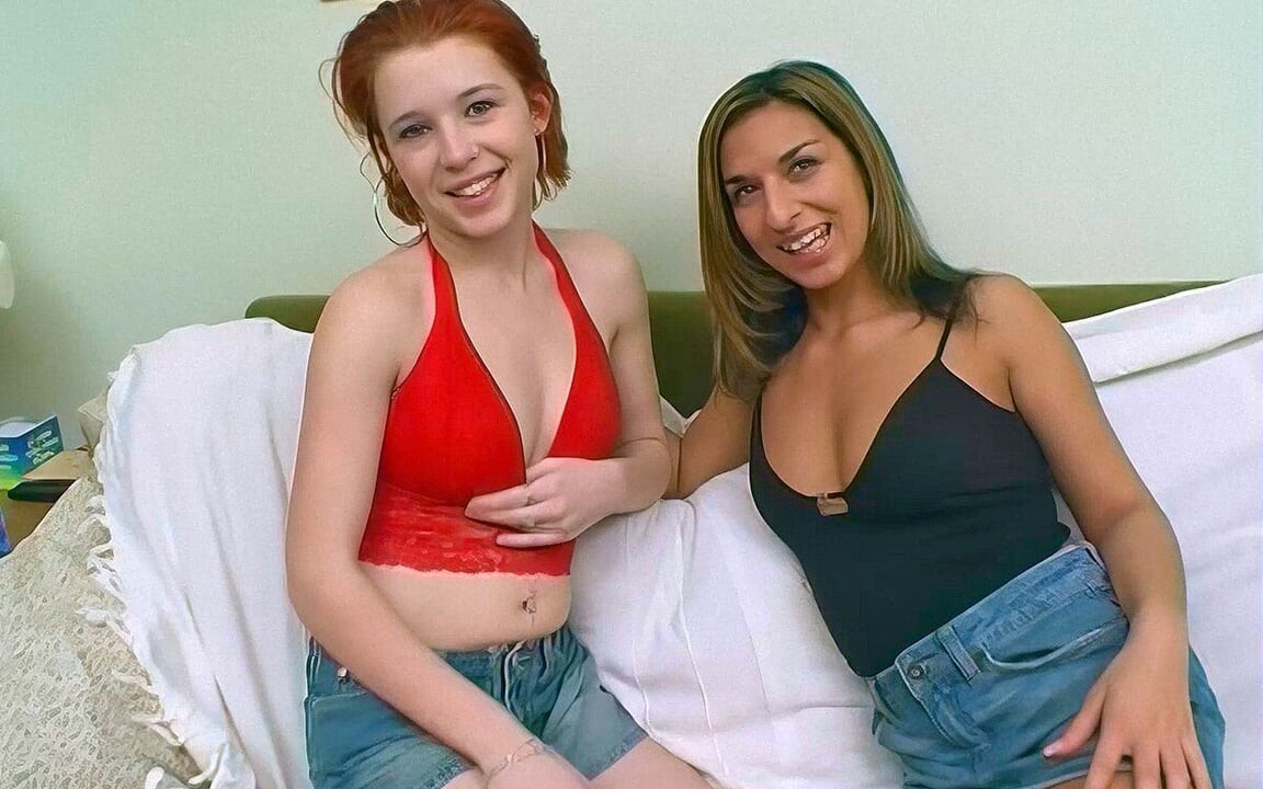 Seksowne opalone i blado naoliwione ciała lesbijek razem