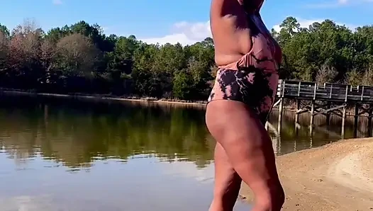 ZENCI GENÇ ERKEK AVCıSı MAYOYLA PLAJDA TWERK YAPıYOR