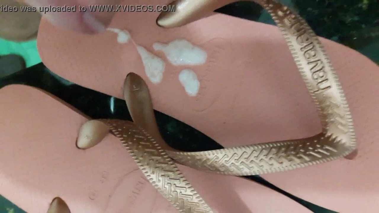 Χύνω στην Havaianas Rose γυμνή
